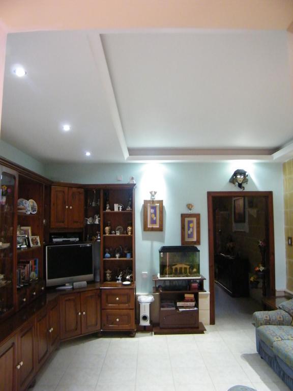 Homestay Nocturne Family House Paola